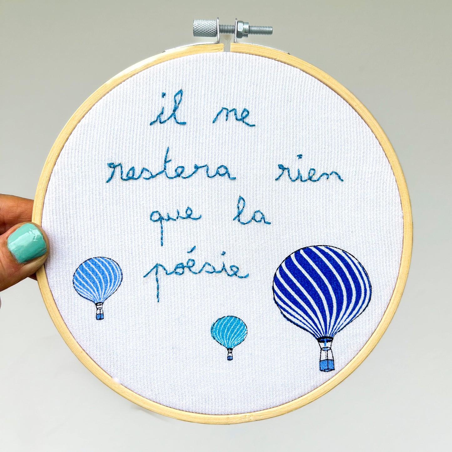 Déco brodée ""Il en restera rien que la poésie"