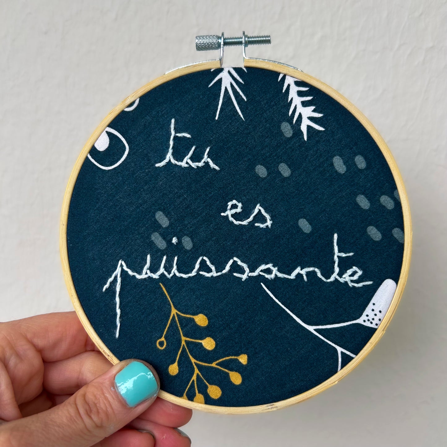 Petite déco brodée upcyclée "Tu es puissante"