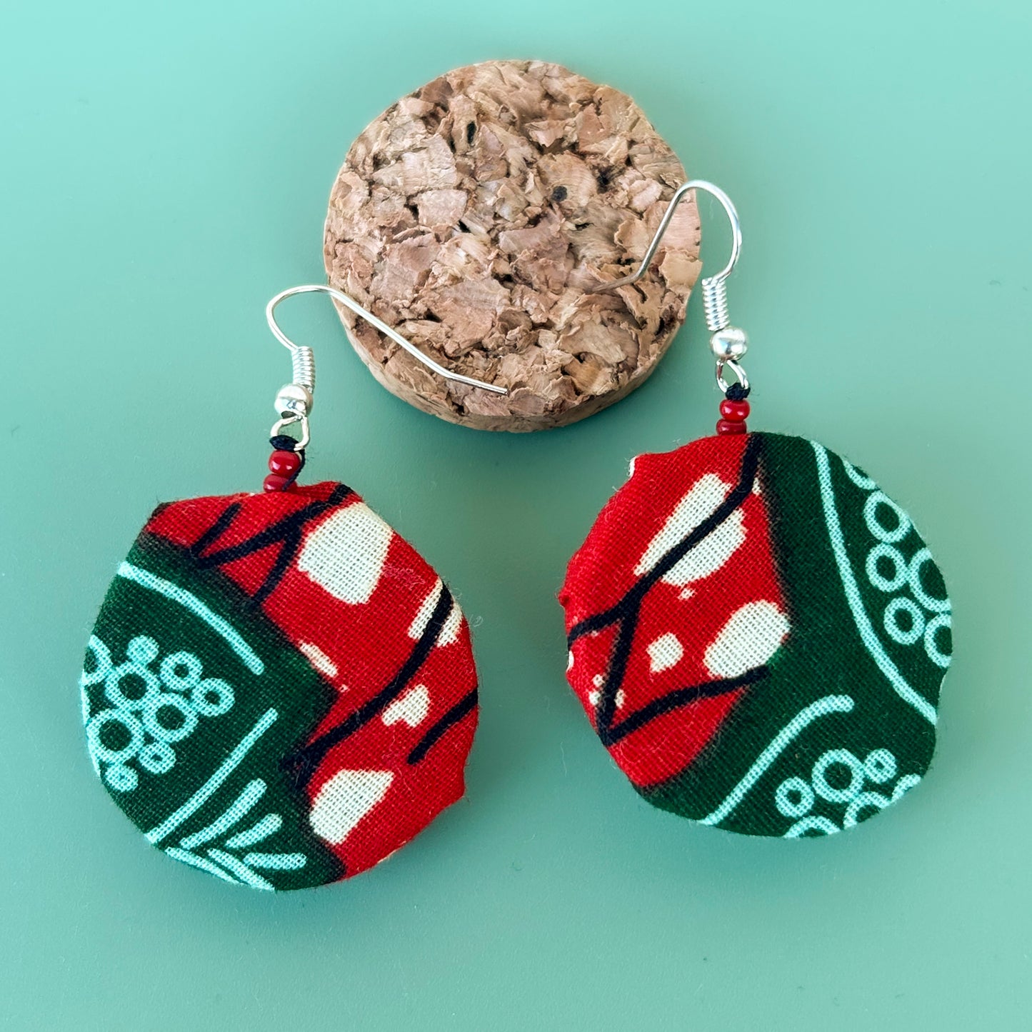 Boucles d'oreilles wax "végétaux" sur fond rouge
