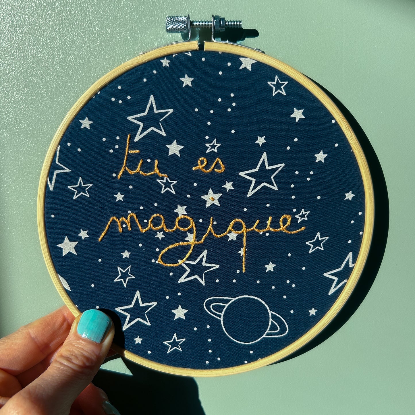 Déco brodée upcyclée "Tu es magique" - tissu étoilé upcyclé
