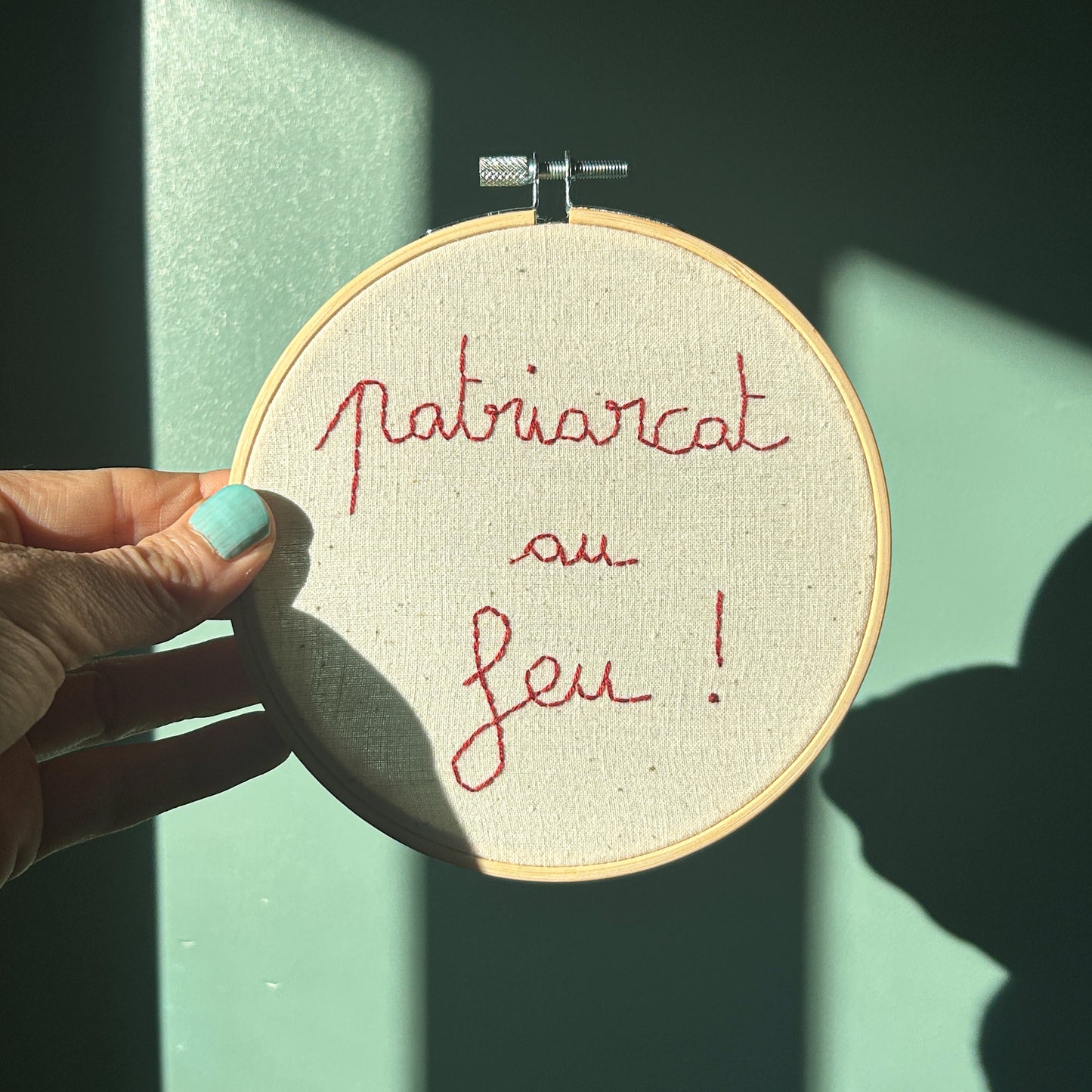 Petite déco brodée upcyclée "Patriarcat au feu" - drap upcyclé