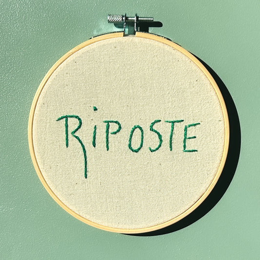 Petite déco brodée upcyclée "Riposte" - drap upcyclé