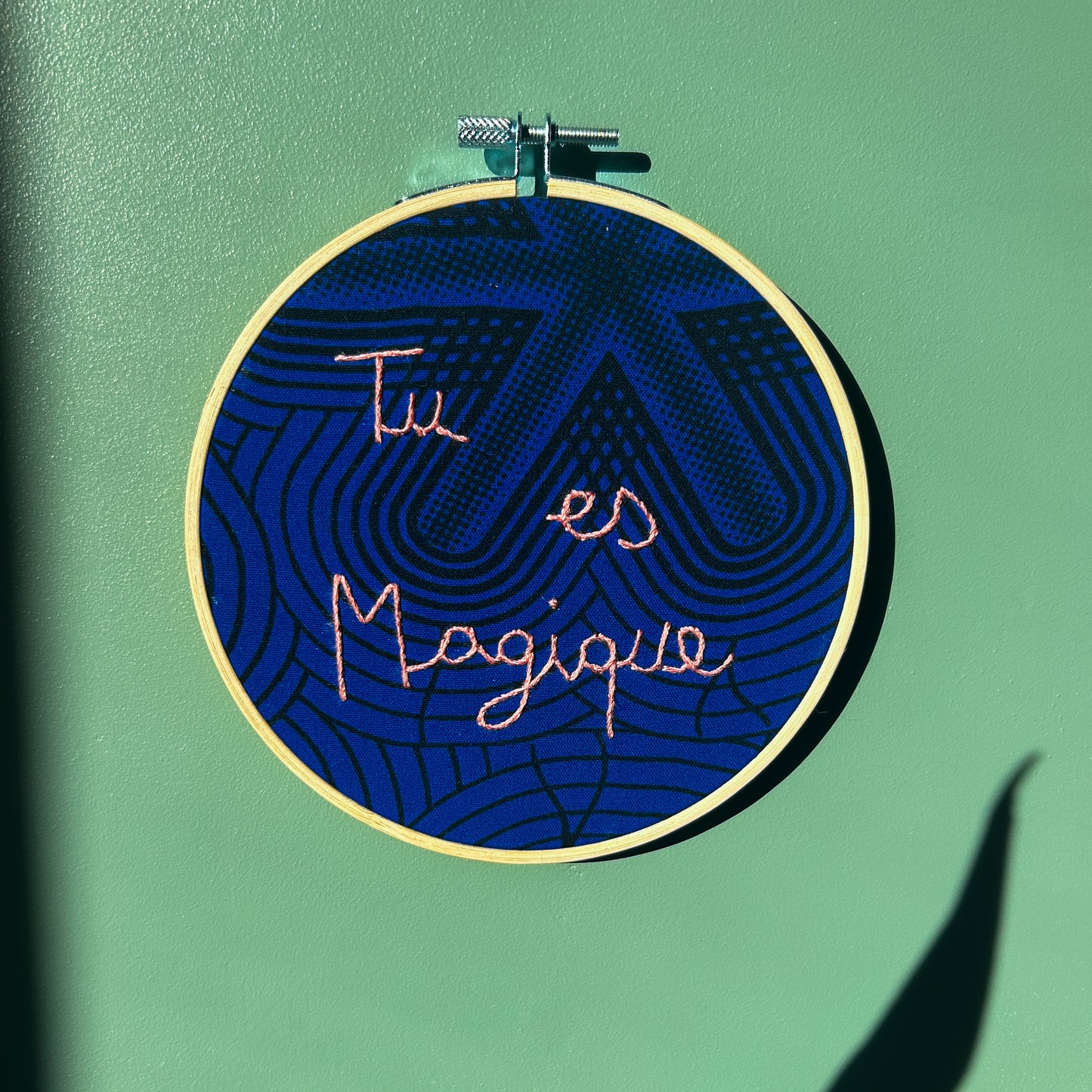 Petite Déco brodée " Tu es magique" - tissu wax bleu electrique