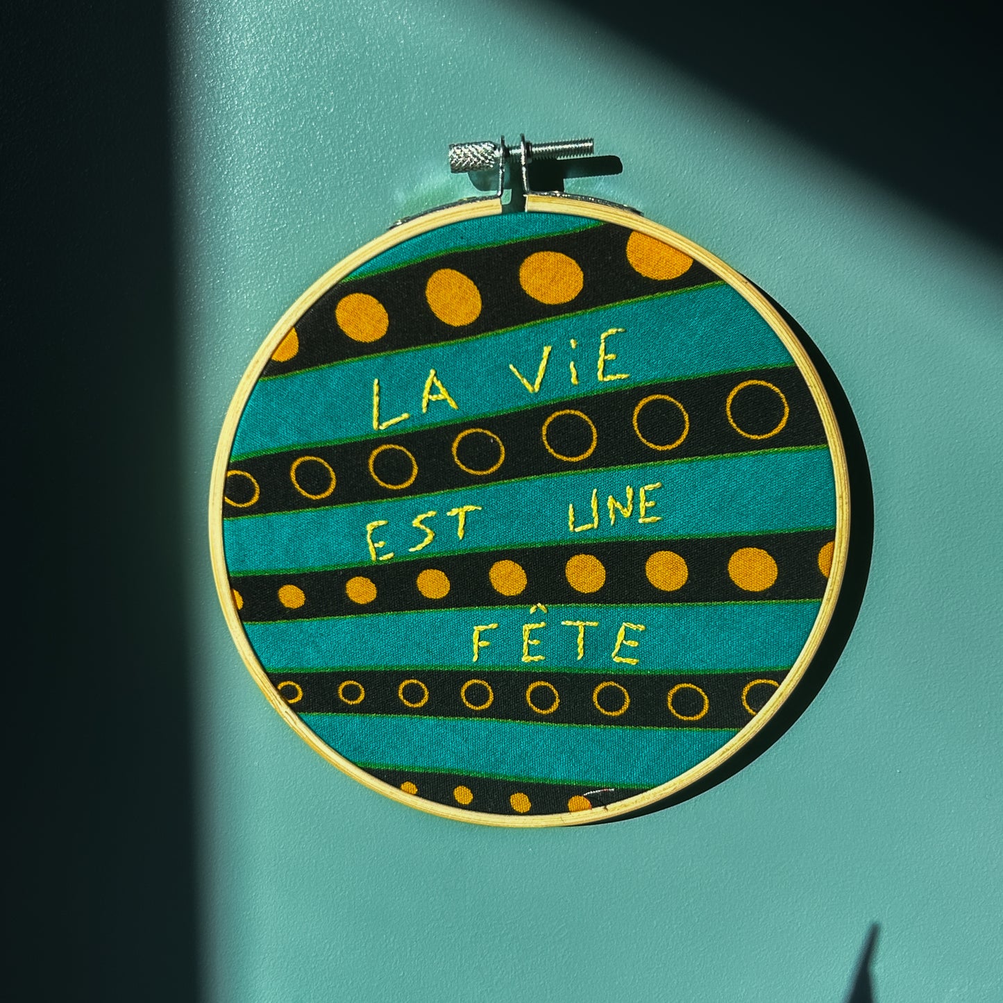 Petite déco brodée upcyclée "La vie est une fête " - wax façon disco