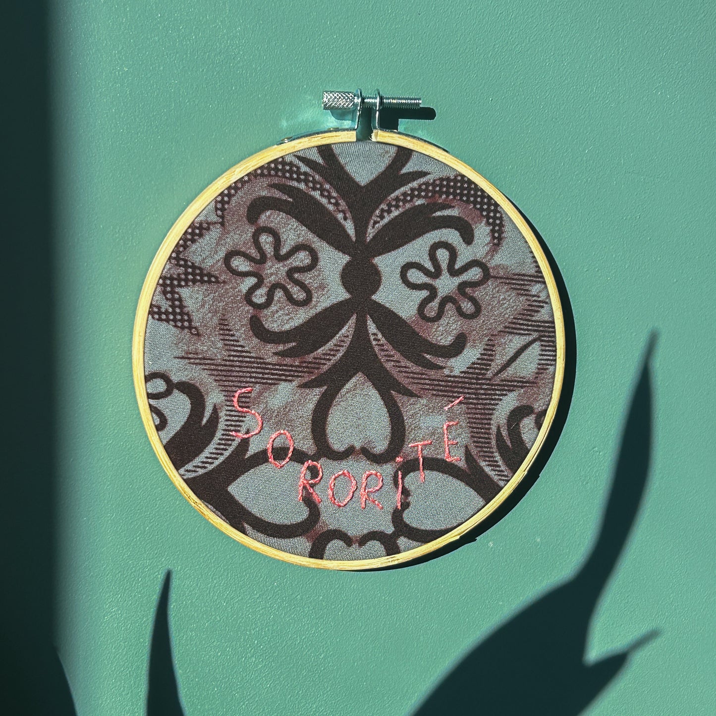 Petite Déco brodée " Sororité" - wax à interprétation variable