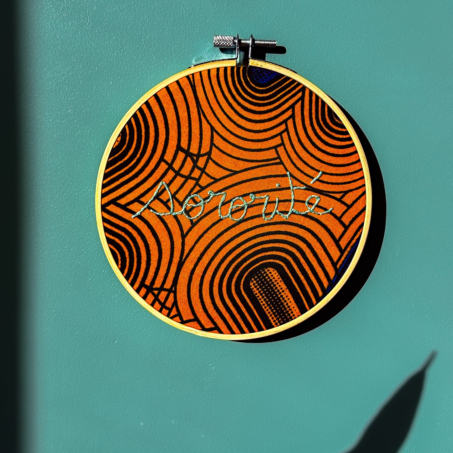 Petite Déco brodée "Sororité" - tissu wax orange
