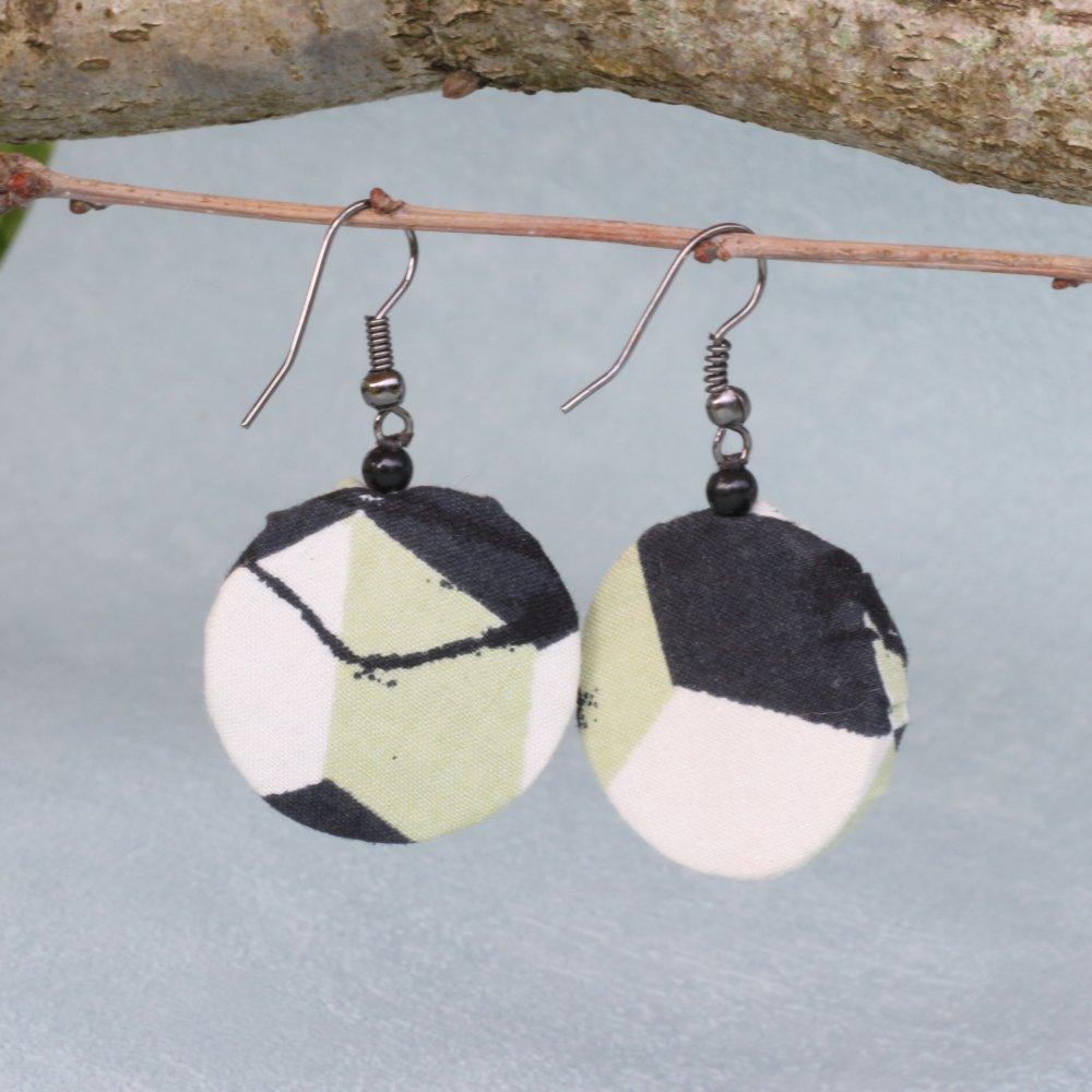Petites boucles d'oreilles "entre les lignes"