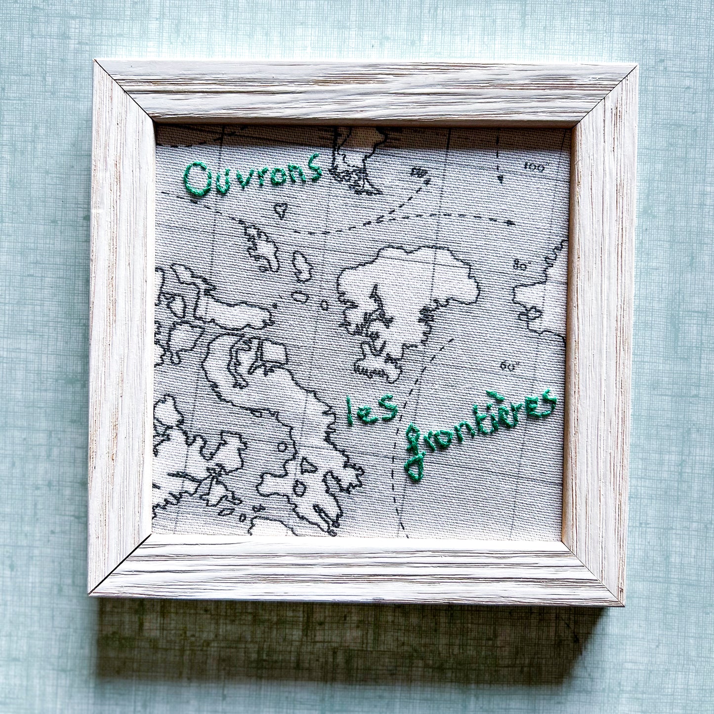 Cadre brodé carte du monde « ouvrons les frontières »