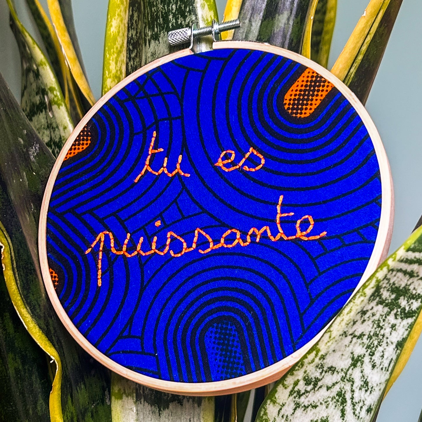 Petite Déco brodée " tu es puissante"