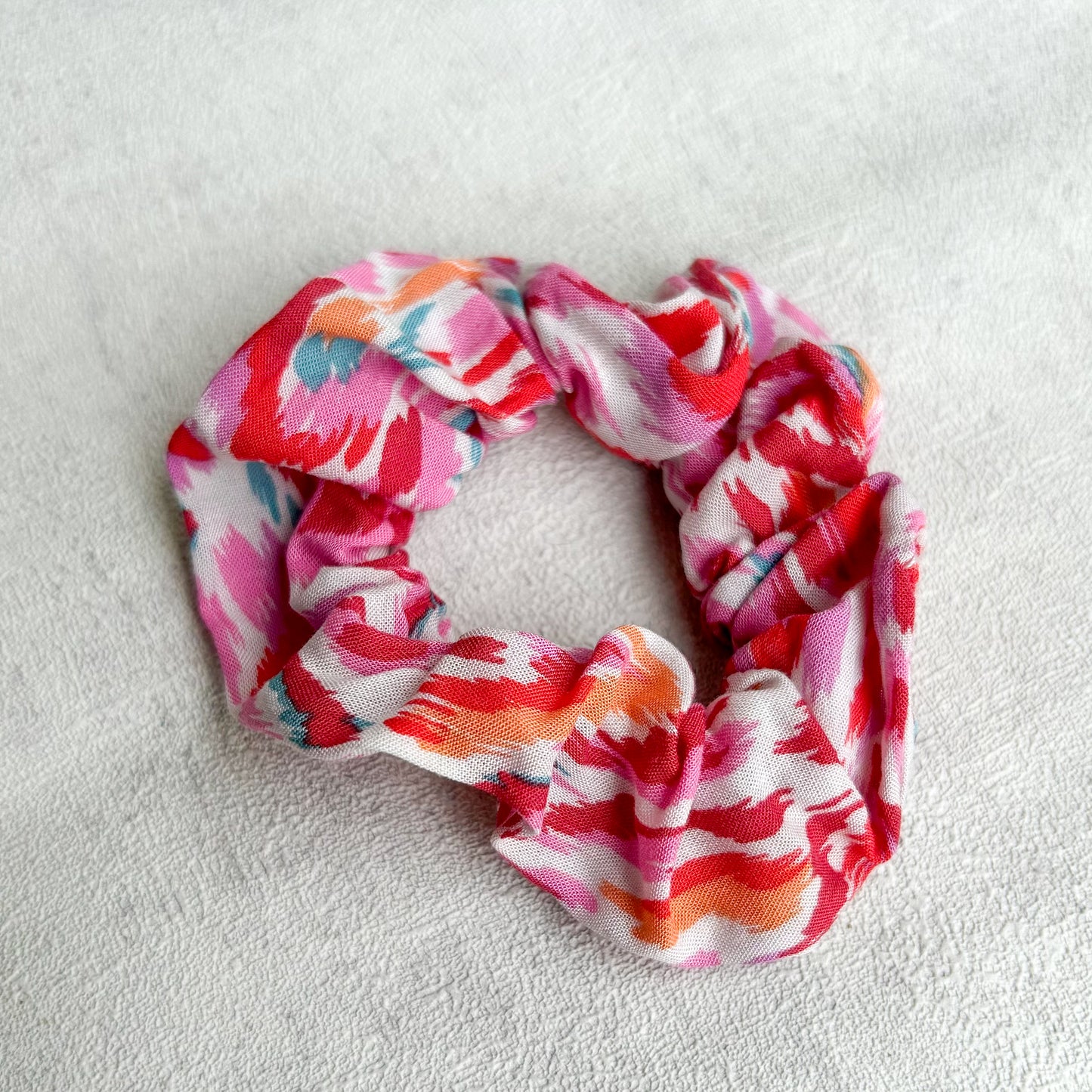 Chouchou "Traces de peintures roses"