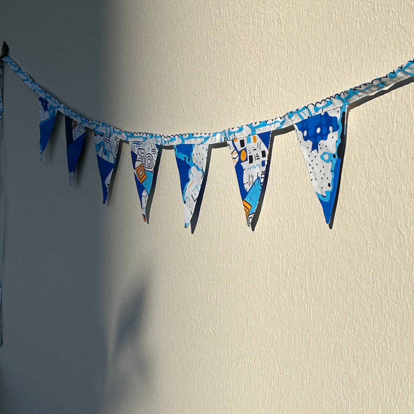 Guirlande de petites fanions artistico-géométriques