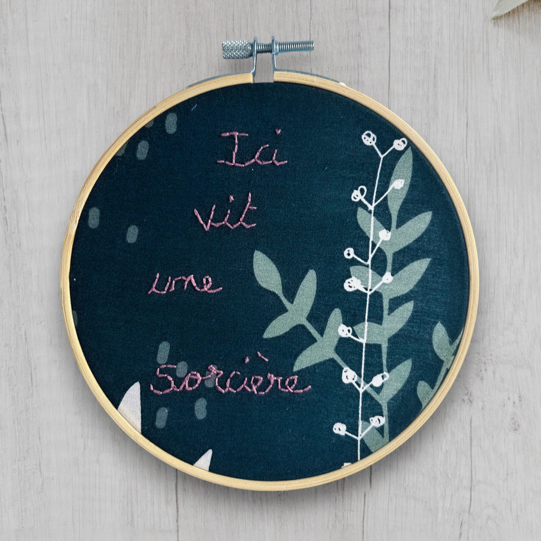 Petite déco brodée upcyclée "Ici vit une sorcière"