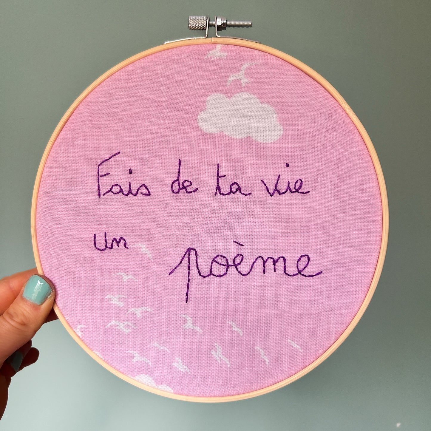 Déco brodée " Fais de ta vie un poème" - Drap nuages upcyclé