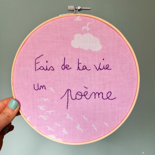 Déco brodée " Fais de ta vie un poème" - Drap nuages upcyclé