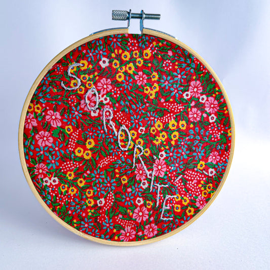 Petite déco brodée upcyclée "sororité" et fleurs