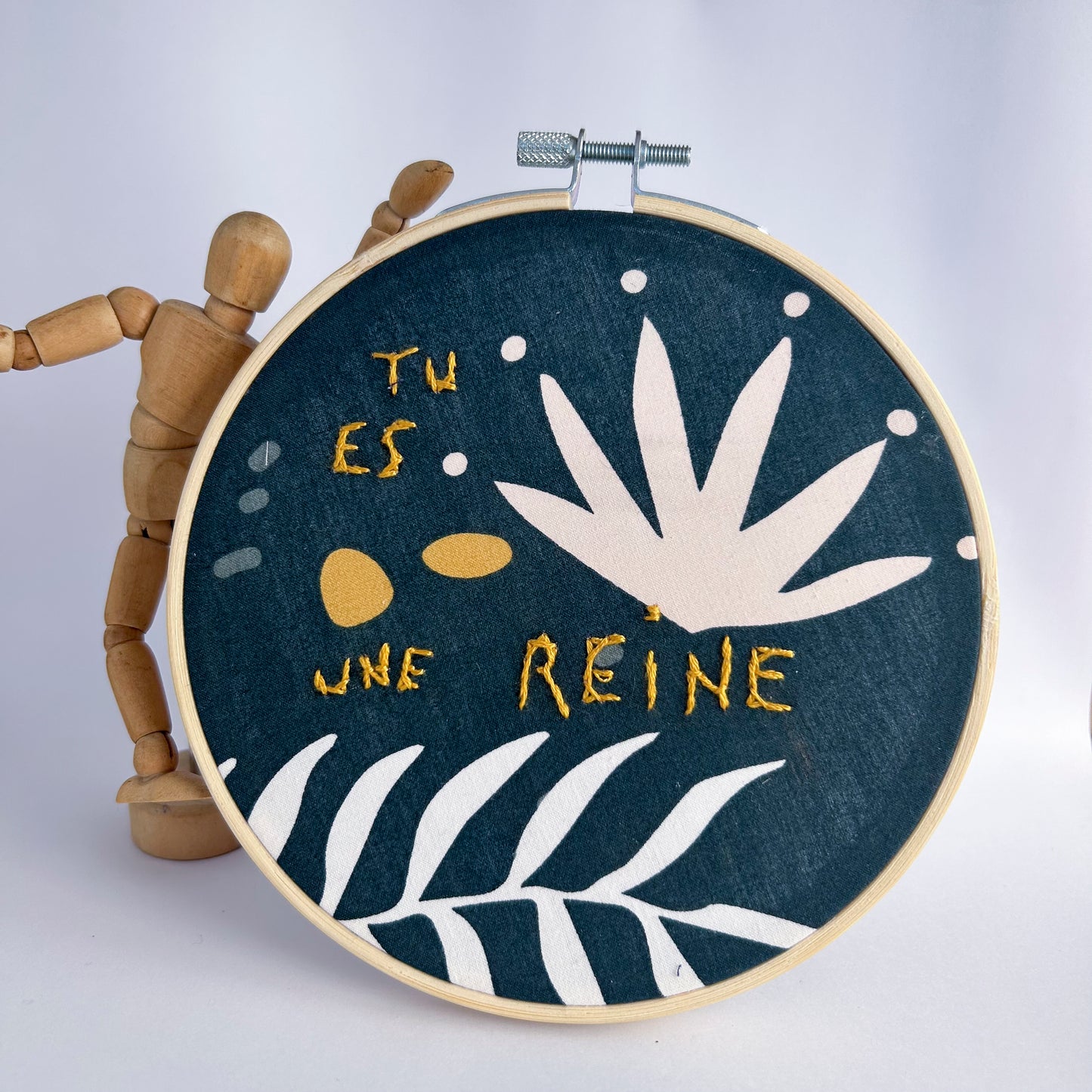Petite déco Brodée upcyclée "Tu es une reine"