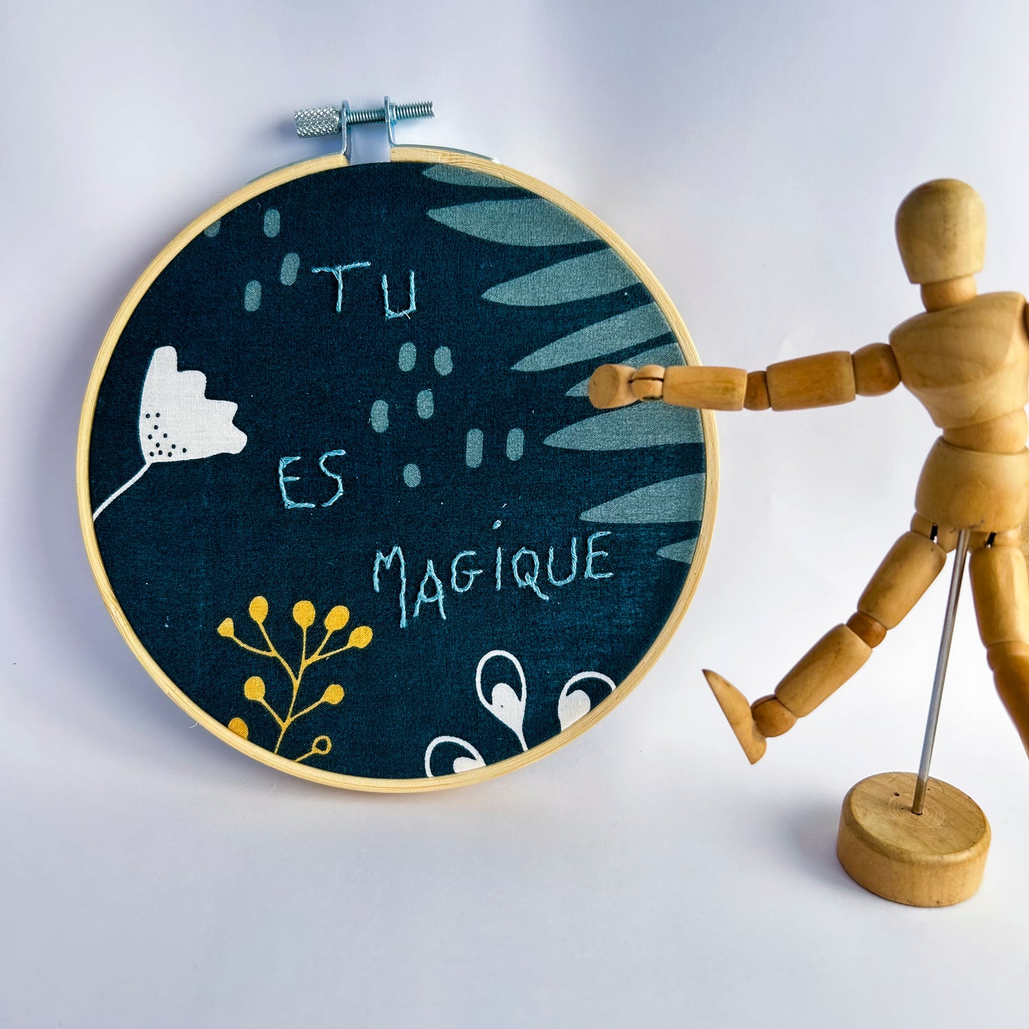 Petite déco brodée upcyclée "Tu es magique"