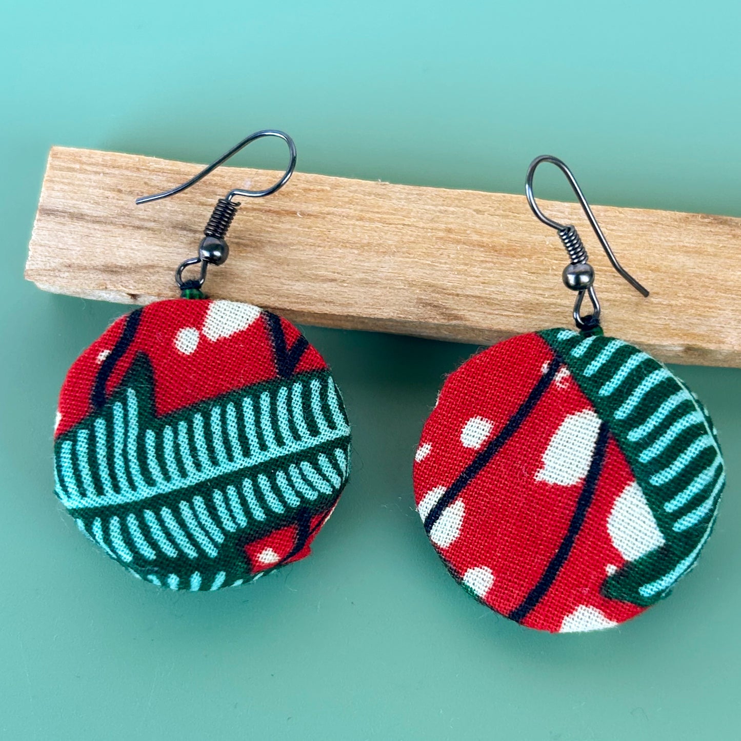 Boucles d'oreilles wax "cactus" sur fond rouge