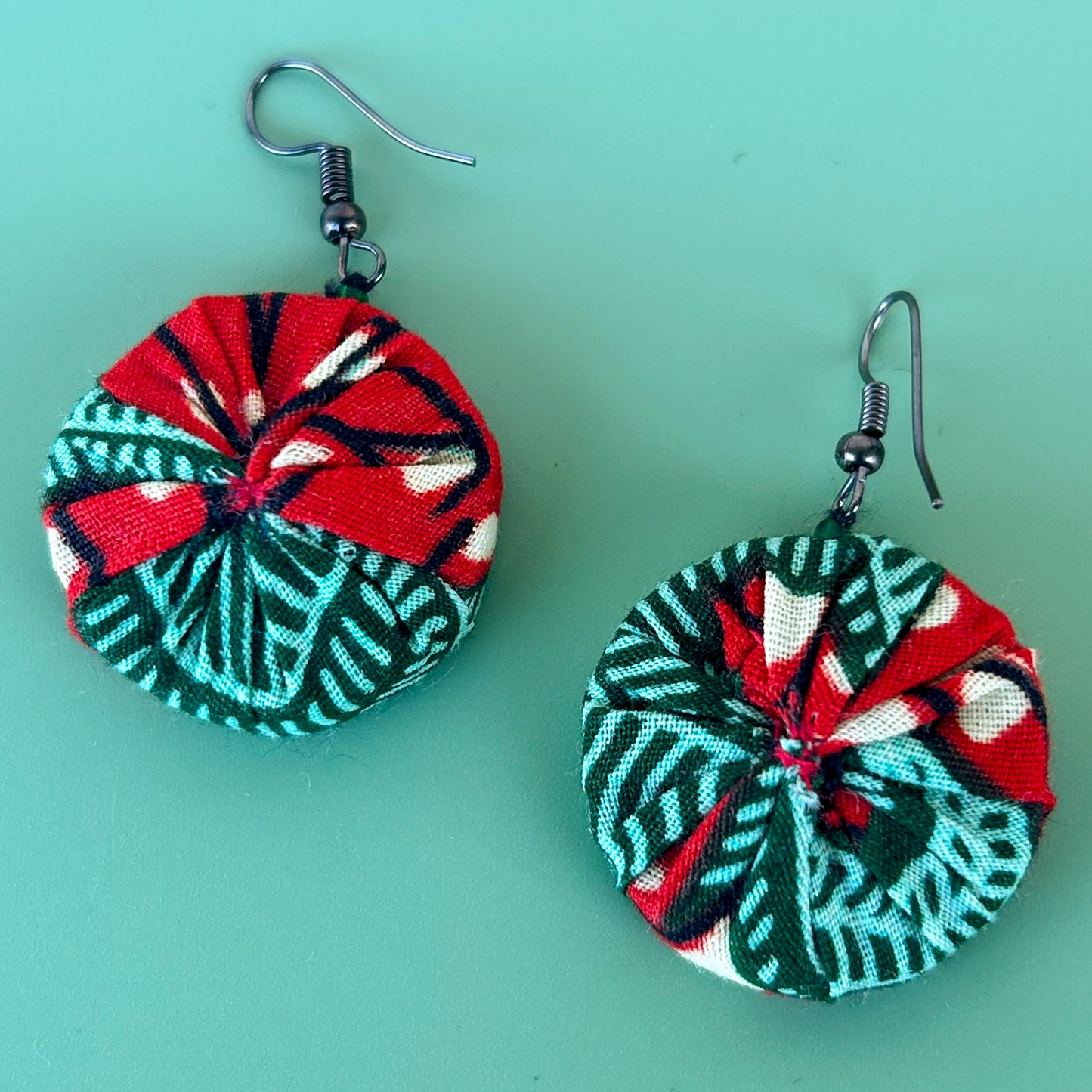 Boucles d'oreilles wax "cactus" sur fond rouge
