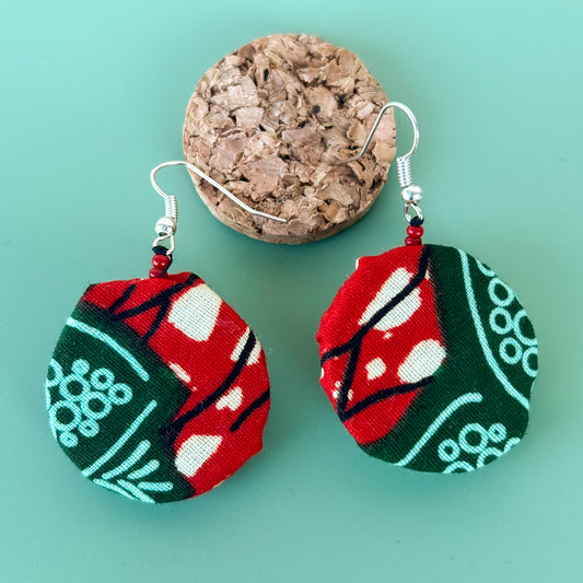 Boucles d'oreilles wax "végétaux" sur fond rouge