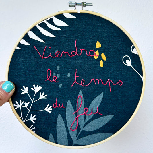 Déco brodée "Viendra le temps du feu"
