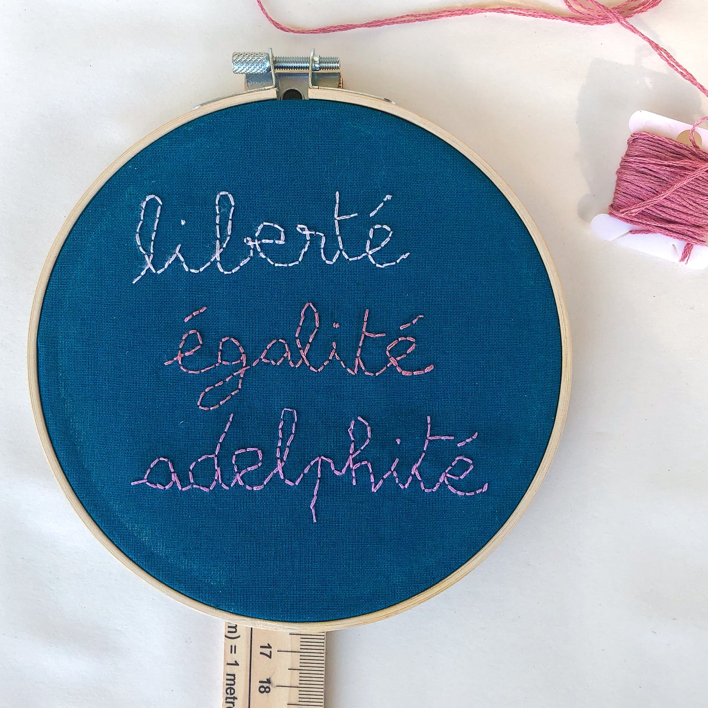 Déco brodée "Liberté, égalité, adelphité"