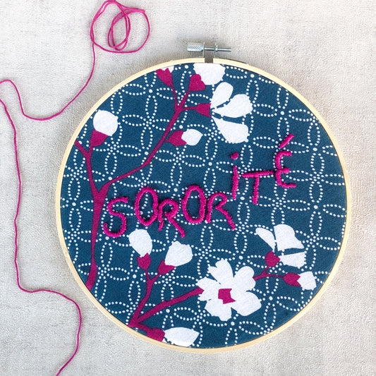 Déco brodée fleurs et sororité