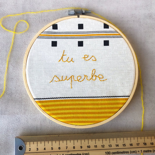 Déco brodée "Tu es superbe"