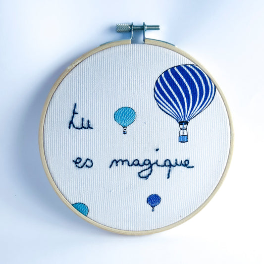Petite déco brodée montgolfières "Tu es magique"