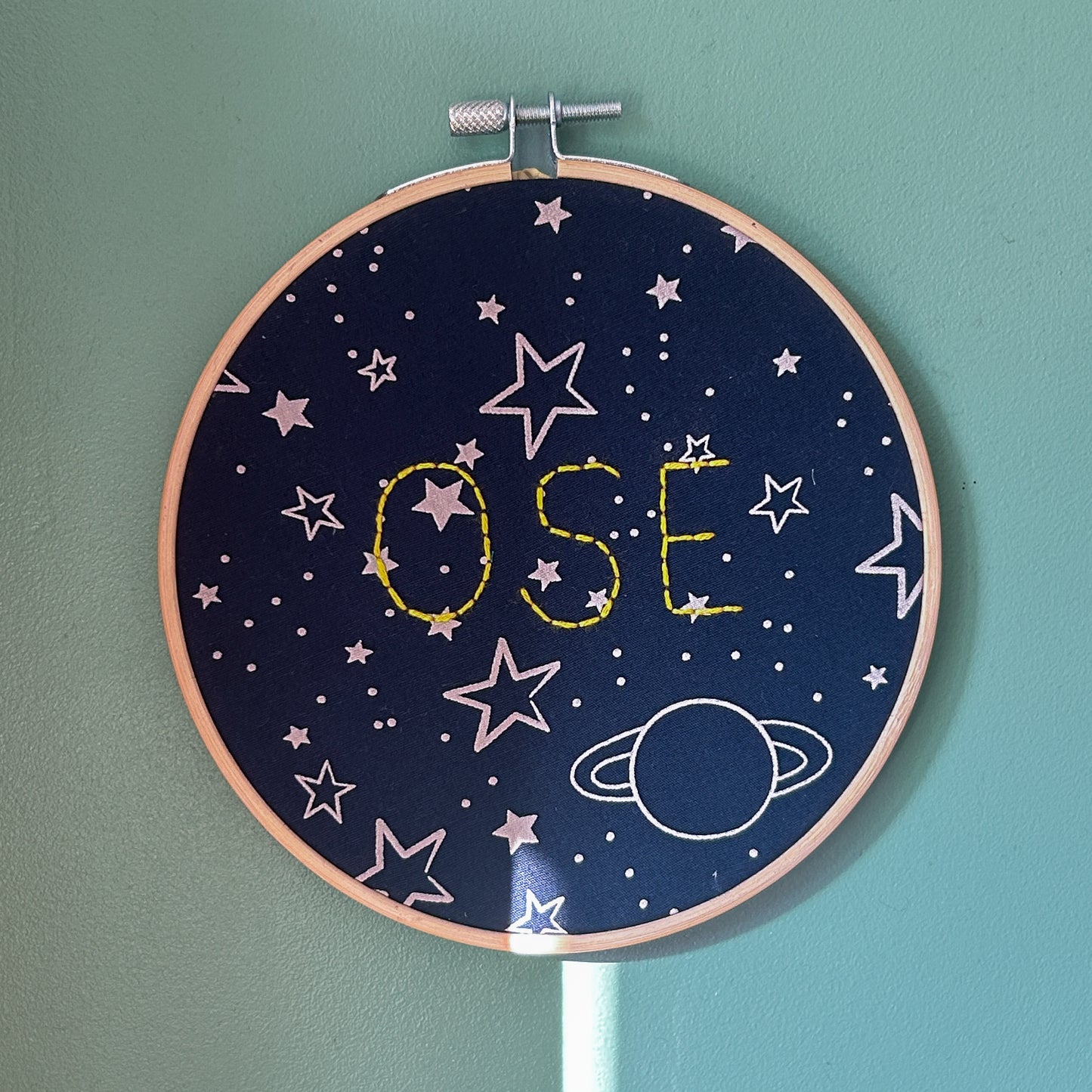 Petite déco brodée upcyclée "Ose" - tissu étoilé upcyclé