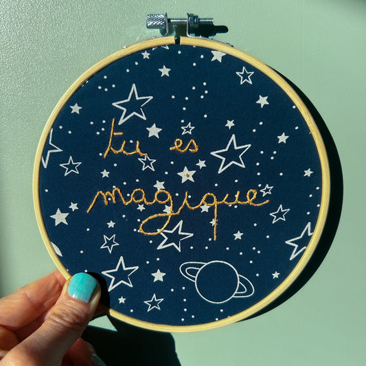 Déco brodée upcyclée "Tu es magique" - tissu étoilé upcyclé