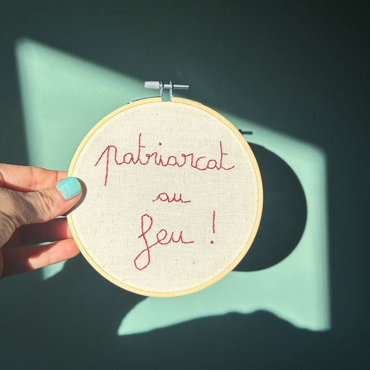 Petite déco brodée upcyclée "Patriarcat au feu" - drap upcyclé