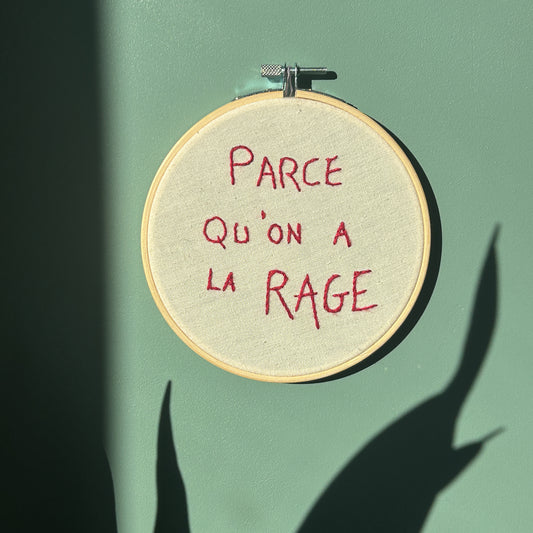 Petite déco brodée  "Parce qu'on a la rage - drap upcyclé