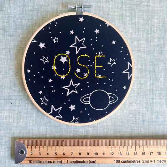 Petite déco brodée upcyclée "Ose" - tissu étoilé upcyclé