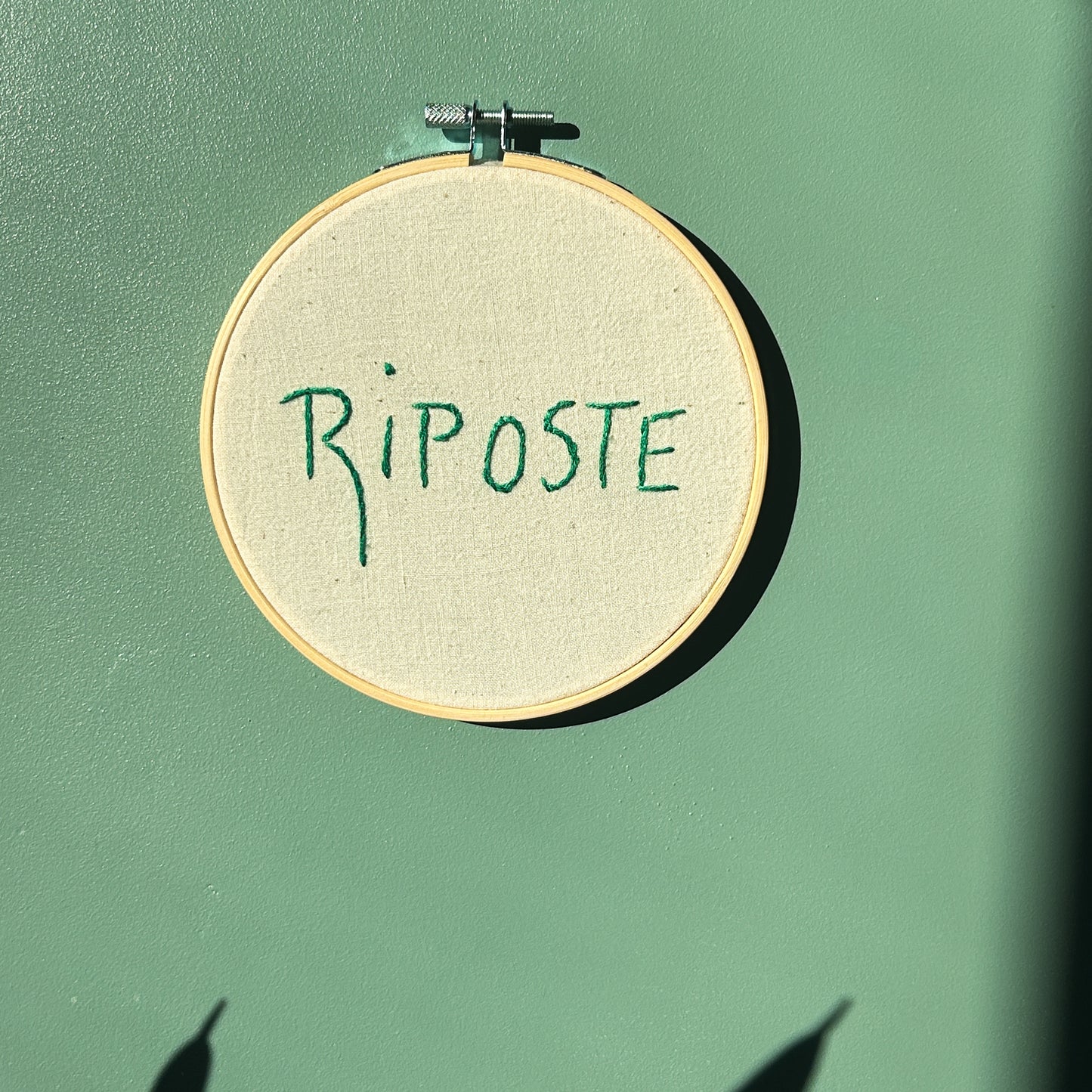 Petite déco brodée upcyclée "Riposte" - drap upcyclé