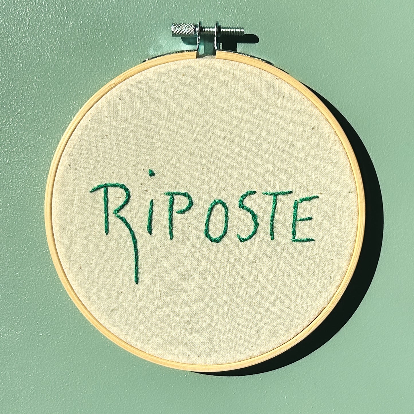 Petite déco brodée upcyclée "Riposte" - drap upcyclé