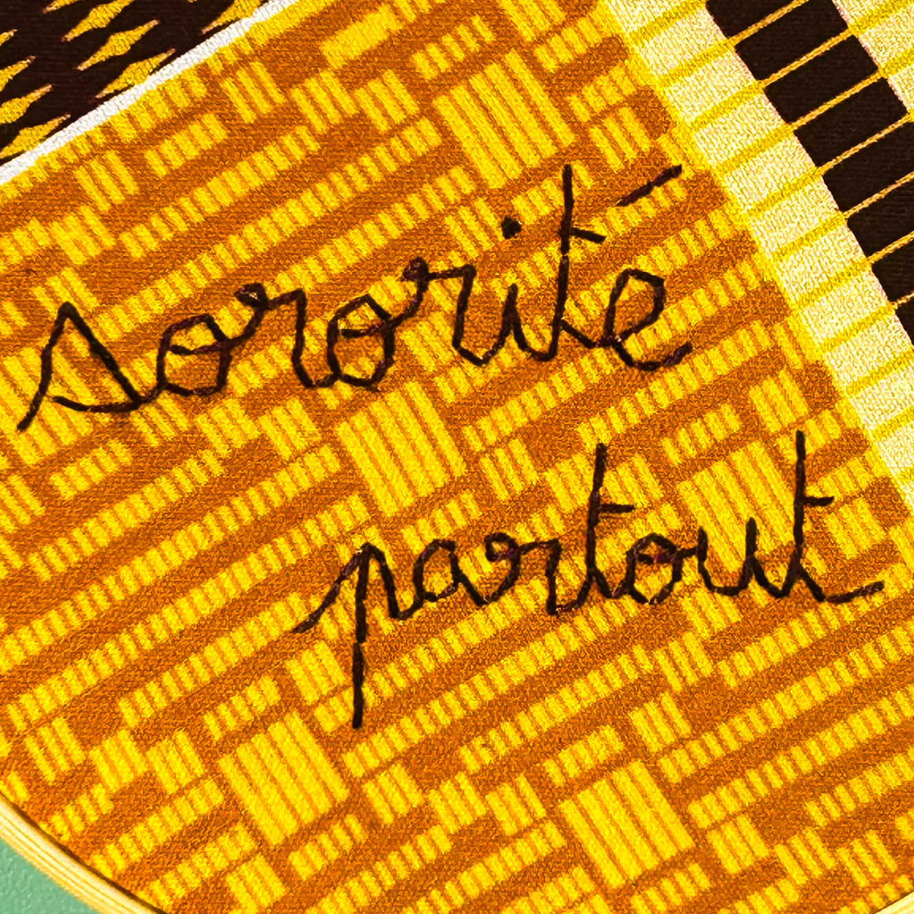 Petite déco brodée upcyclée "Sororité partout" - wax jaune