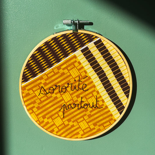 Petite déco brodée upcyclée "Sororité partout" - wax jaune