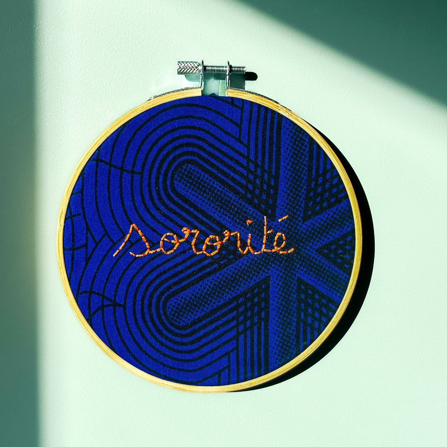 Petite Déco brodée " Sororité" - tissu wax bleu electrique