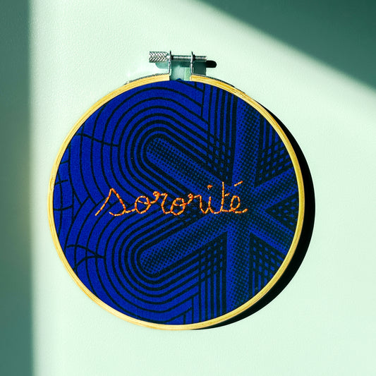 Petite Déco brodée " Sororité" - tissu wax bleu electrique