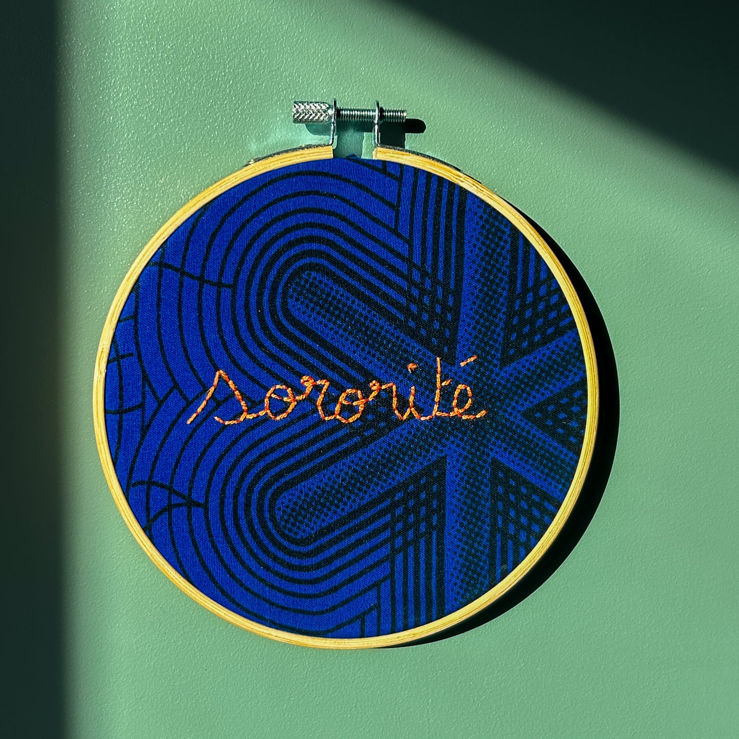 Petite Déco brodée " Sororité" - tissu wax bleu electrique