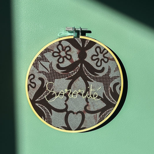 Petite Déco brodée " Sororité" - wax à interprétation variable