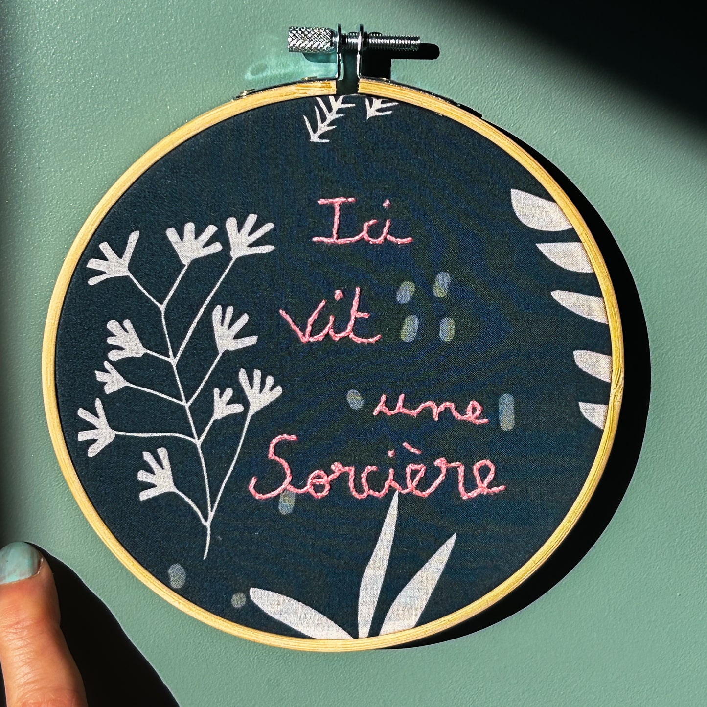 Petite déco brodée upcyclée "Ici vit une sorcière"