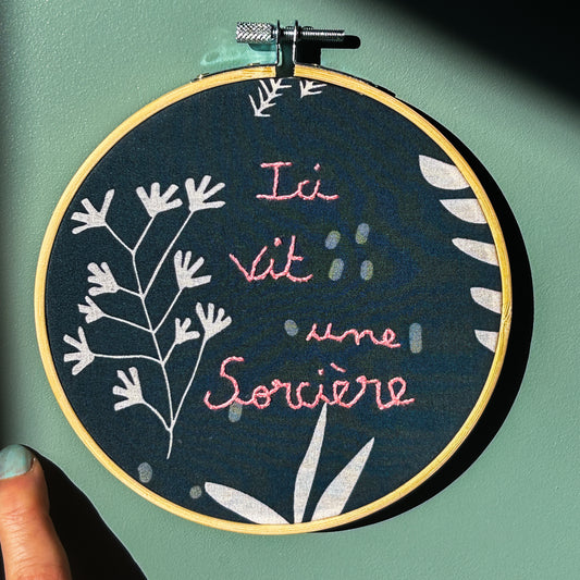 Petite déco brodée upcyclée "Ici vit une sorcière"