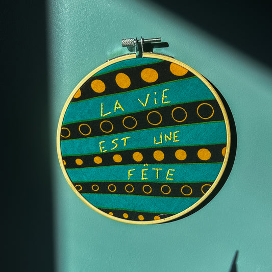 Petite déco brodée upcyclée "La vie est une fête " - wax façon disco