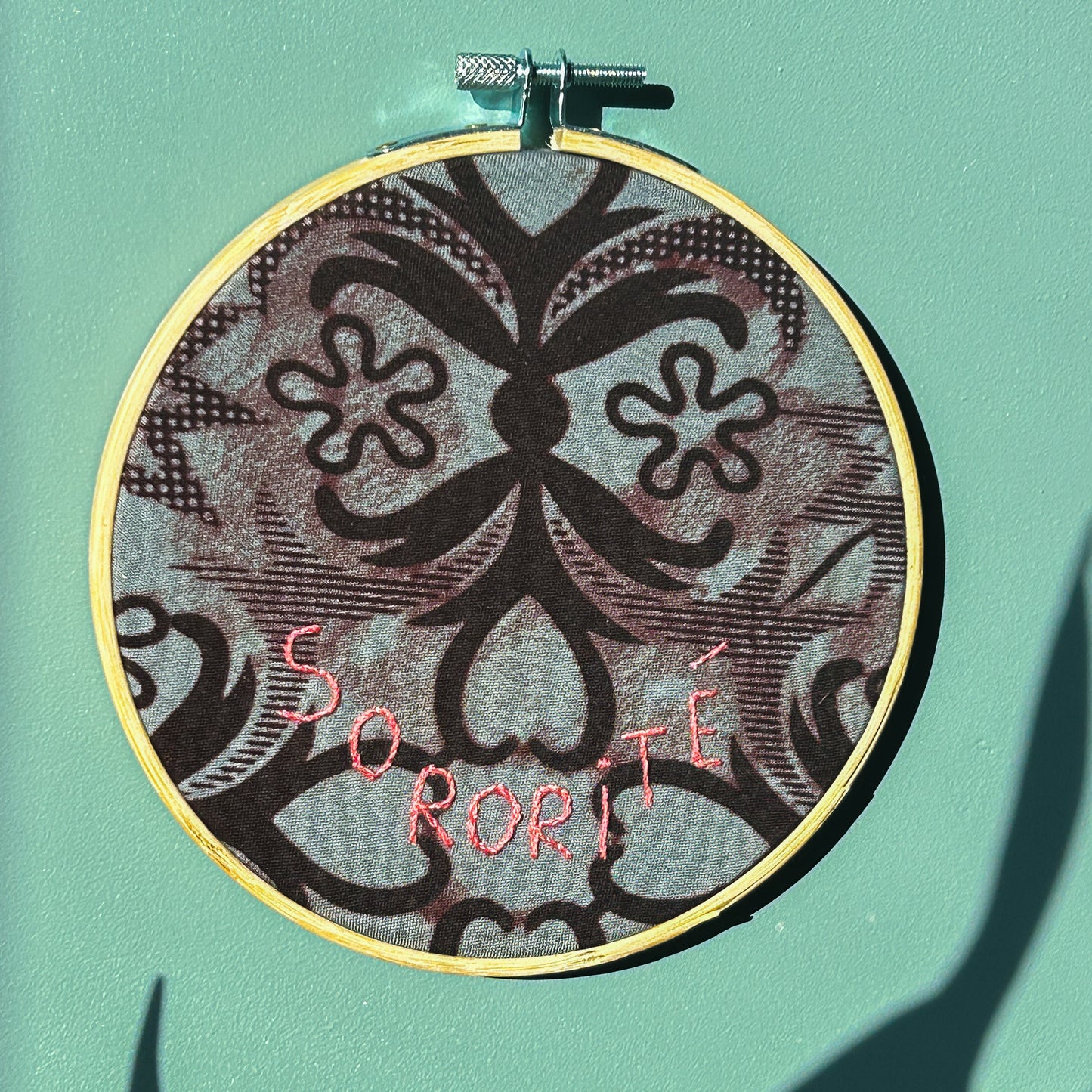 Petite Déco brodée " Sororité" - wax à interprétation variable