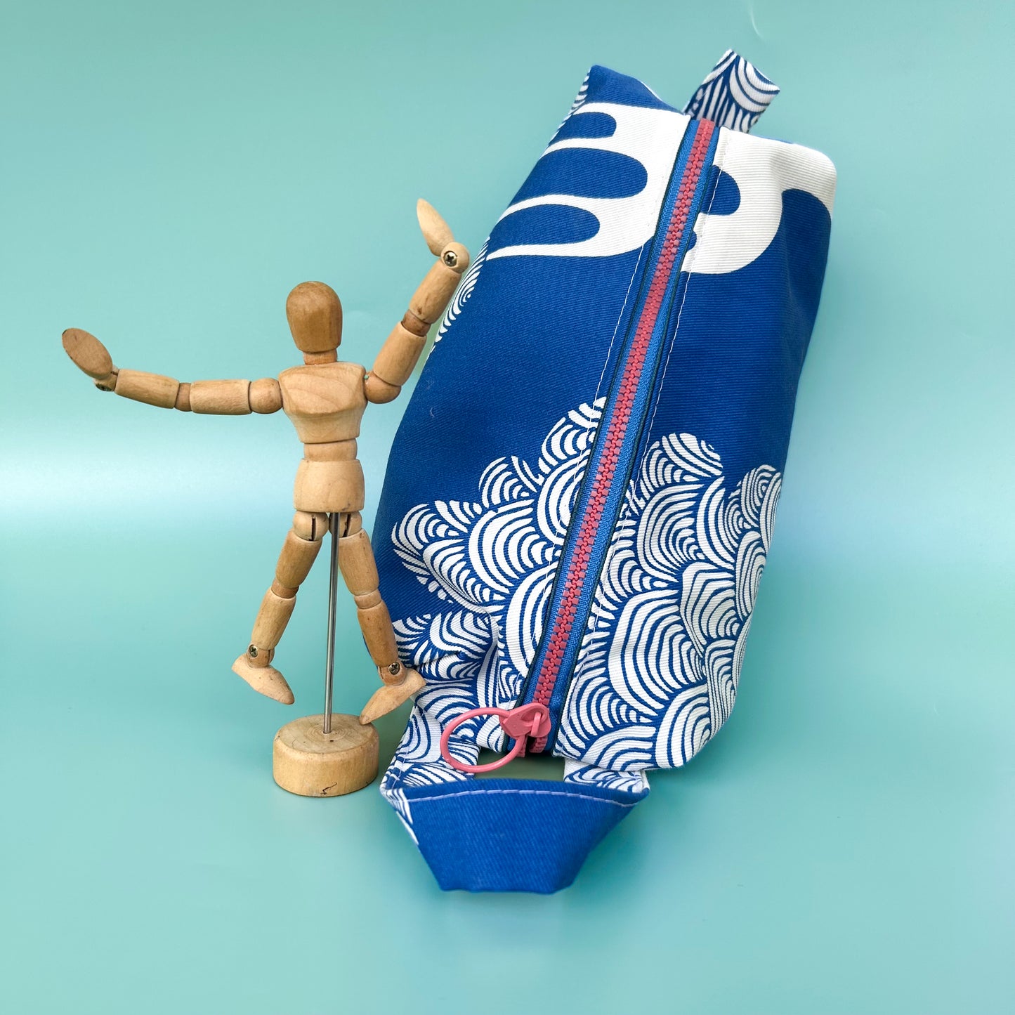 Trousse upcyclée de beau rideau bleu
