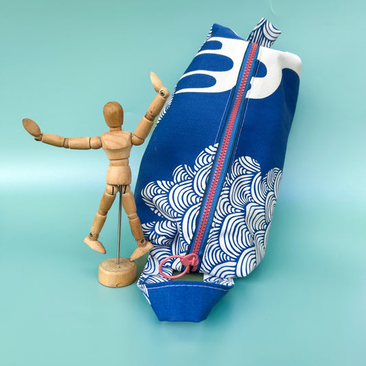 Trousse upcyclée de beau rideau bleu