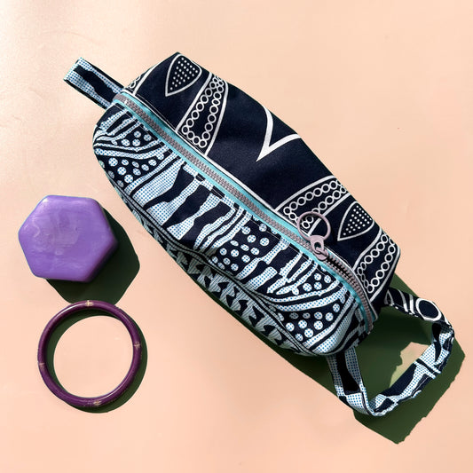 Trousse upcyclée bleu sur bleu - intérieur toile cirée