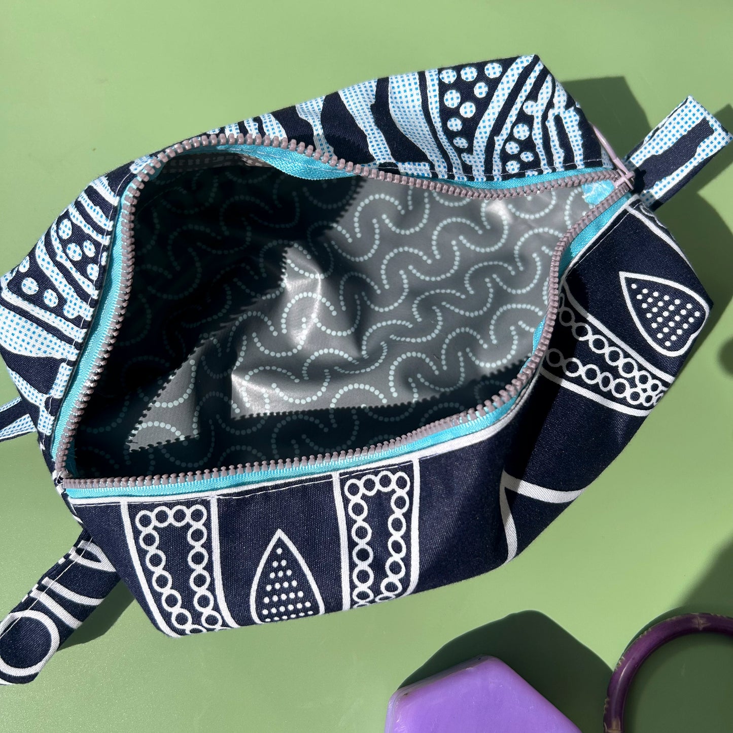 Trousse upcyclée bleu sur bleu - intérieur toile cirée